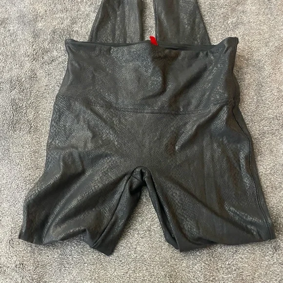 SPANX Black Leggings with Textured Detail - Picture 1 of 4